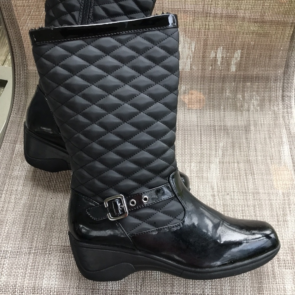 White Mountain weather🌹 snow boots black patent size 8 AM.